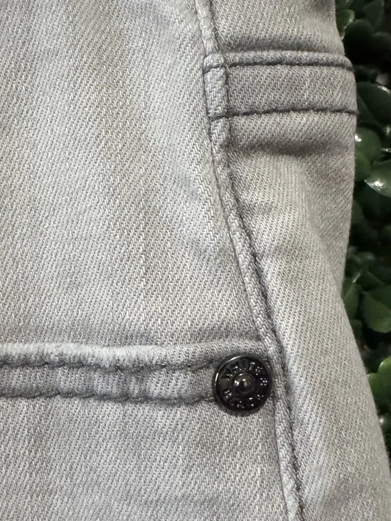 WHBM HIGH-RISE DENİM LEGGING
JEANIE DENIM IN GRAY CHARCOAL WASH - Picture 16 of 16